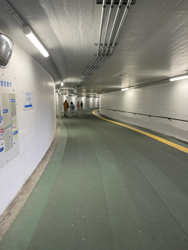 ジブリパーク駐車場通路